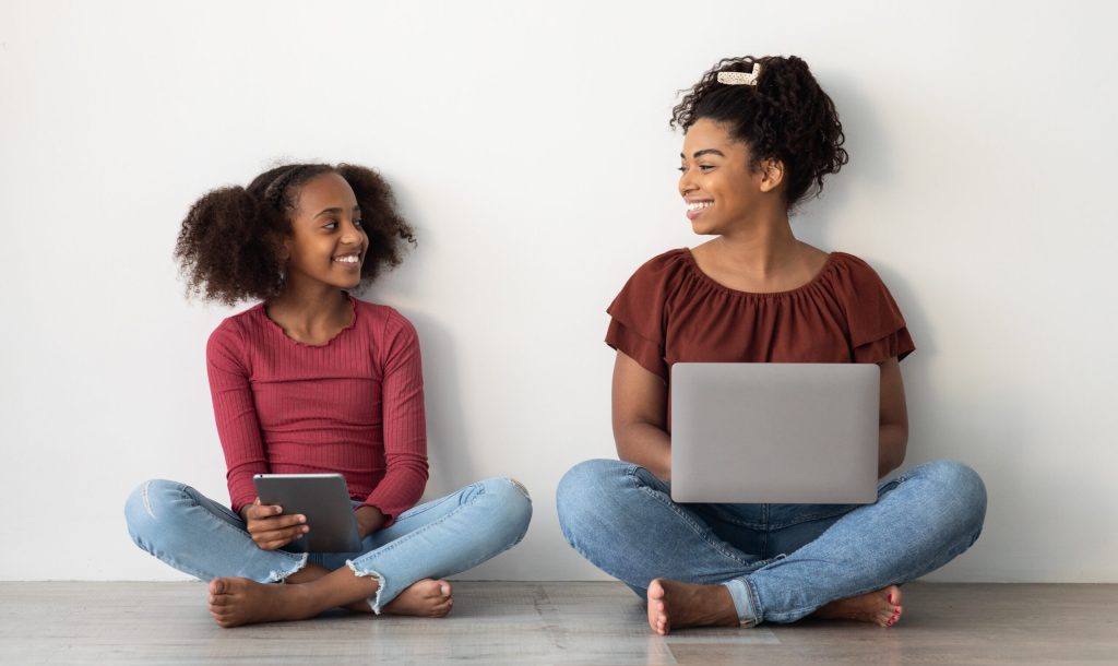 madre e figlia tablet con computer