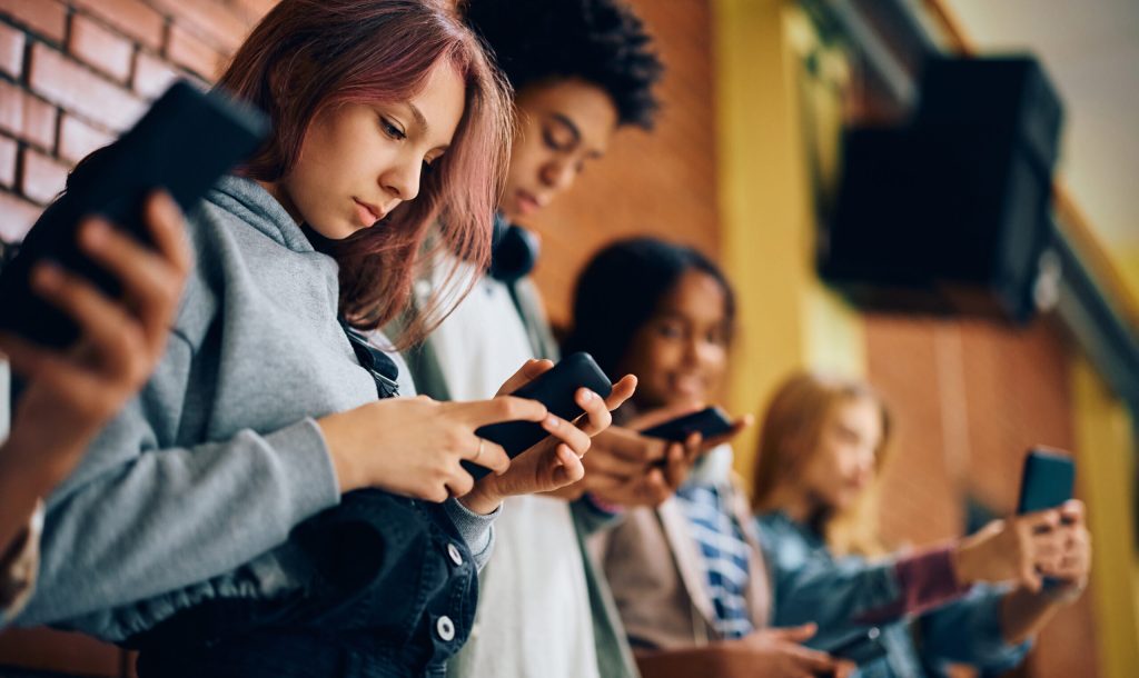 teenagers al telefono